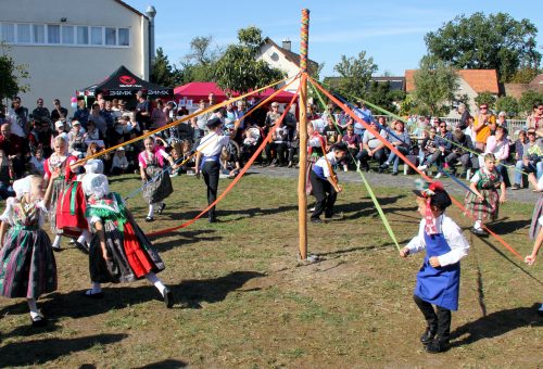 Hoffest2019-Sorbischer Kinderverein beim Bändertanz