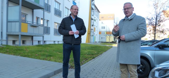 Steffen Markgraf und Torsten Ruban-Zeh vor dem modernisierten Wohnhaus
