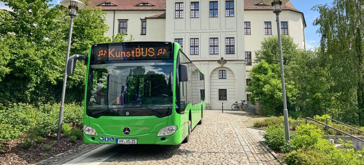 Kunstbus 2021 vor dem Schloss