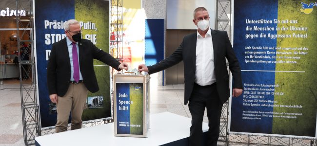 OB Torsten Ruban-Zeh und Centermanager Dieter Henke beim Einwerfen von jeweils 20 Euro in die Spendenbox