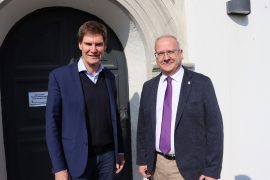 Carsten Maschmeyer und OB Torsten Ruban-Zeh vorm Alten Rathaus in Hoyerswerda