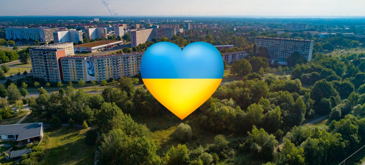 Bild Neustadt Hoyerswerda, im Vordergrund Herz in Ukraine-Farben
