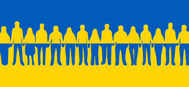 Menschen-Kette in Ukraine-Farben