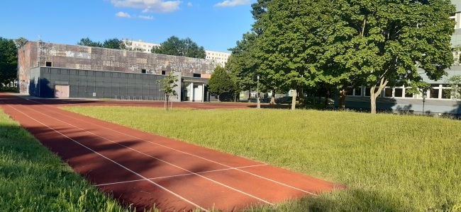 Sportplatz Foucault / Blick auf Tartanbahn