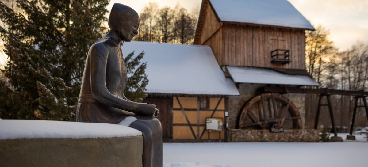 Skulptur Krabat-Mühle im Winter