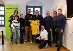 Dynamo Dresden überrascht einen Mitarbeiter im Rathaus
