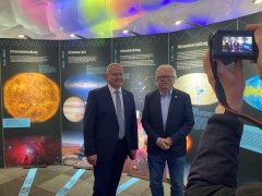 OB Torsten Ruban-Zeh und Prof. Dr. Günther Hasinger in der Begleitausstellung zu Universe on Tour