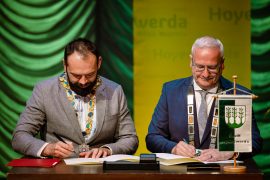 Mykola Baksheiev, Bürgermeister der Stadt Pervomaiskyi und Oberbürgermeister Torsten Ruban-Zeh unterzeichnen die offizielle Städtpartnerschaft mit Hoyerswerda.