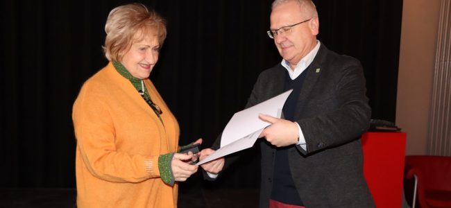Oberbürgermeister Torsten Ruban-Zeh überreicht die Günter-Peters-Ehrennadel an Evelin Graf