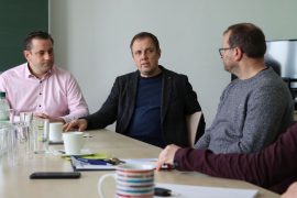 Bürgermeister Mirko Pink und Christian Hoffmann im Gespräch mit Vertretern der Volkshochschule Hoyerswerda