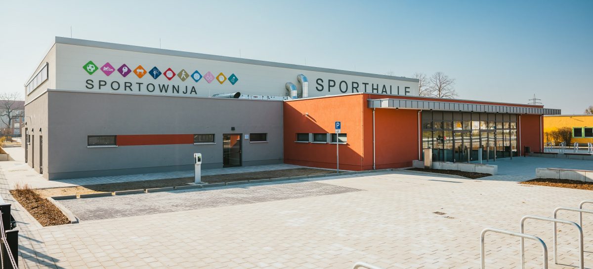 Es ist eine Sporthalle von außen zu sehen.