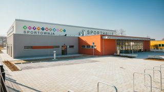 Es ist eine Sporthalle von außen zu sehen.