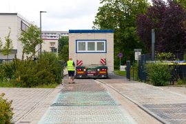 Anlieferung und Montage der Module für den Erweiterungsbau an der Oberschule