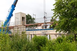 Anlieferung und Montage der Module für den Erweiterungsbau an der Oberschule