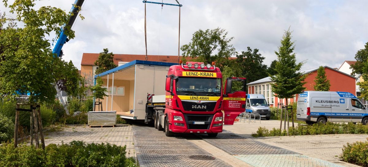Anlieferung und Montage der Module für den Erweiterungsbau an der Oberschule