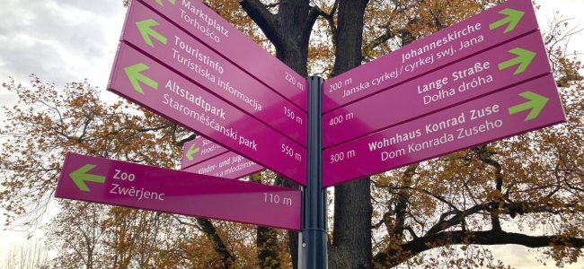 Wegweiser des neuen Fußgänger-Leitsystems