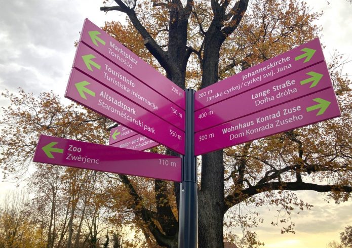 Wegweiser des neuen Fußgänger-Leitsystems