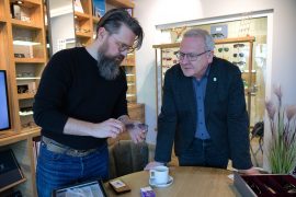 Während der Oberbürgermeister viel über die Brille als individuelles Accessoire erfuhr, bekam Unternehmer Matthias Jahny auch Einblicke in die Arbeit der Stadtverwaltung.
