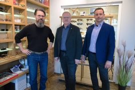 Augenoptiker-Meister Matthias Jahny (li.), Oberbürgermeister Torsten Ruban-Zeh und Christian Hoffmann, Leiter der Stabsstelle Wirtschaftsförderung.