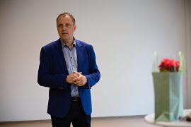 Übergabe Fördermittelbescheid Startchancen-Programm durch Kultusminister Conrad Clemens