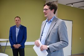 Übergabe Fördermittelbescheid Startchancen-Programm durch Kultusminister Conrad Clemens
