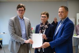 Übergabe Fördermittelbescheid Startchancen-Programm durch Kultusminister Conrad Clemens