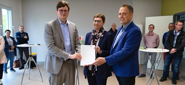 Übergabe Fördermittelbescheid Startchancen-Programm durch Kultusminister Conrad Clemens