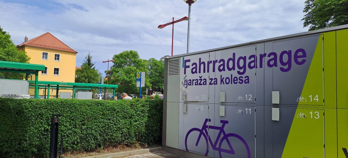 Fahrradservicestation neben der Fahrradbox am Bahnhof Hoyerswerda