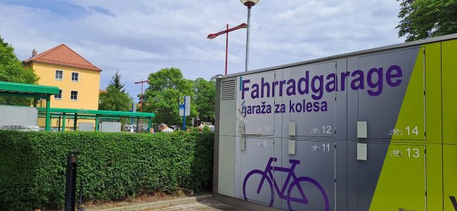 Fahrradservicestation neben der Fahrradbox am Bahnhof Hoyerswerda