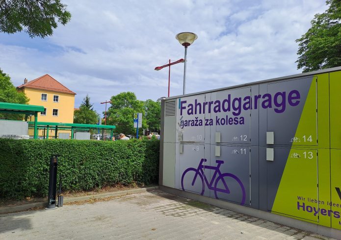 Fahrradservicestation neben der Fahrradbox am Bahnhof Hoyerswerda