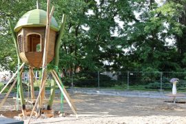 Bereits aufgebautes Holzspielgerät auf dem Gelände des neuen Spielplatzes im Altstadtpark. Die umgebenden Flächen befinden sich noch im Ausbau.