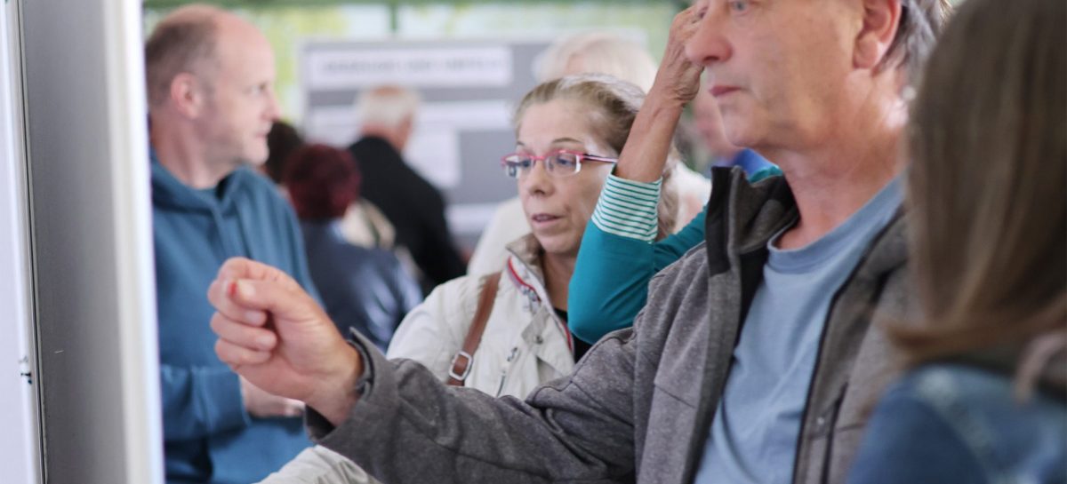 Detailaufnahme einer Beteiligungstafel beim Workshop zur Zukunft des Bahnhofsgebäudes. Zu verschiedenen Nutzungsmöglichkeiten wurden von den Teilnehmenden Klebepunkte vergeben und zusätzliche Ideen auf Moderationskarten notiert.