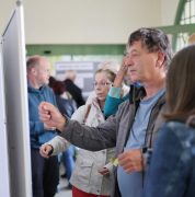 Detailaufnahme einer Beteiligungstafel beim Workshop zur Zukunft des Bahnhofsgebäudes. Zu verschiedenen Nutzungsmöglichkeiten wurden von den Teilnehmenden Klebepunkte vergeben und zusätzliche Ideen auf Moderationskarten notiert.