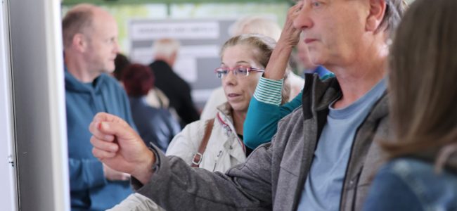 Detailaufnahme einer Beteiligungstafel beim Workshop zur Zukunft des Bahnhofsgebäudes. Zu verschiedenen Nutzungsmöglichkeiten wurden von den Teilnehmenden Klebepunkte vergeben und zusätzliche Ideen auf Moderationskarten notiert.