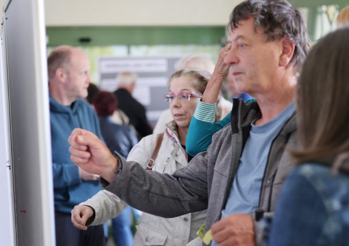 Detailaufnahme einer Beteiligungstafel beim Workshop zur Zukunft des Bahnhofsgebäudes. Zu verschiedenen Nutzungsmöglichkeiten wurden von den Teilnehmenden Klebepunkte vergeben und zusätzliche Ideen auf Moderationskarten notiert.