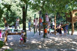 Viele Kinder spielen und klettern gleichzeitig auf den verschiedenen Spiel- und Kletterelementen des neuen Spielplatzes im Altstadtpark.