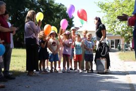 Kinder mit bunten Luftballons stehen während der feierlichen Eröffnung des neuen Spielplatzes gemeinsam mit ihren Erzieherinnen im Altstadtpark.