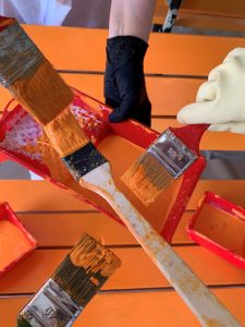 Vier Frauen und eine Mission "Orange Bänke für Hoyerswerda" - gemeinsam wird das Projekt fortgesetzt und die Bänke gestaltet.
