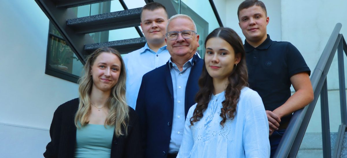 Oberbürgermeister Torsten Ruban-Zeh steht gemeinsam mit zwei jungen Frauen und zwei jungen Männern auf einer Innentreppe. Alle fünf blicken in die Kamera.