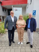 Dr. Matthias Jochmann, Sozialministerin Petra Köpping und Oberbürgermeister Torsten Ruban-Zeh stehen vor dem Eingang des AWO MediCare in Hoyerswerda.