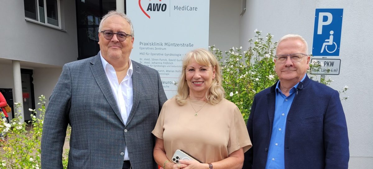 Dr. Matthias Jochmann, Sozialministerin Petra Köpping und Oberbürgermeister Torsten Ruban-Zeh stehen vor dem Eingang des AWO MediCare in Hoyerswerda.
