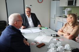 Oberbürgermeister Torsten Ruban-Zeh, Dr. Matthias Jochmann und Sozialministerin Petra Köpping sitzen während einer Gesprächsrunde gemeinsam an einem Tisch.