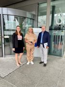 Juliane Kirfe, Petra Köpping und Torsten Ruban-Zeh stehen gemeinsam vor dem Eingang des Lausitzer Seenland Klinikums.