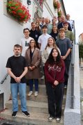 Die neuen Auszubildenden und FSJler der Stadt Hoyerswerda gemeinsam mit Oberbürgermeister Torsten Ruban-Zeh sowie den beteiligten Ausbilderinnen und Ausbildern.
