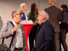 Oberbürgermeister Torsten Ruban-Zeh unterhält sich beim Get-together mit einem Teilnehmer des Unternehmerabends. Im Hintergrund stehen weitere Teilnehmer in kleiner Gesprächsrunde zusammen.