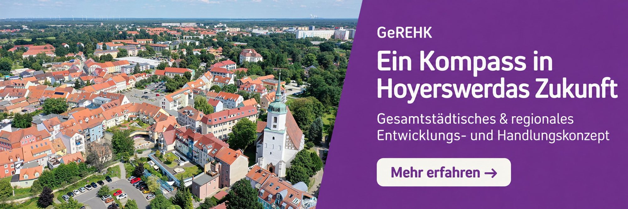 Breiter Banner mit einer Luftaufnahme von Hoyerswerda und einem Kirchturm links. Rechts stehen auf violettem Grund „GeREHK“, „Ein Kompass in Hoyerswerdas Zukunft“, der ausgeschriebene Konzepttitel und „Mehr erfahren“.