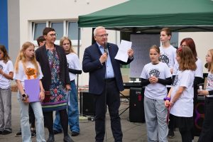 Oberbürgermeister Torsten Ruban-Zeh bedankt sich bei der Lehrerschaft für ihr großes Engagement