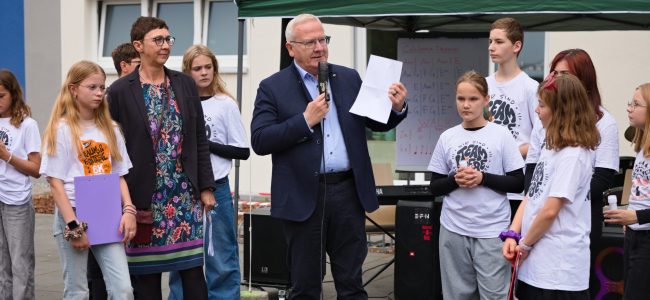 Oberbürgermeister Torsten Ruban-Zeh bedankt sich bei der Lehrerschaft für ihr großes Engagement