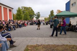 Zahlreiche Gäste waren bei der offiziellen Einweihung am Freitagnachmittag auf dem Schulhof