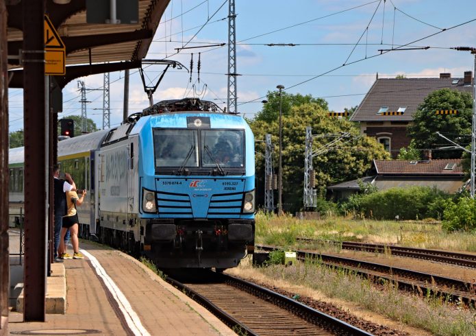 Einfahrt eines PKP Intercity in den Bahnhof Hoyerswerda